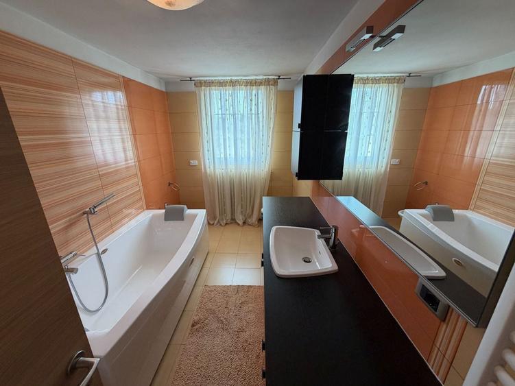 Casă individuală cu 6 camere cu Canalizare în Vest