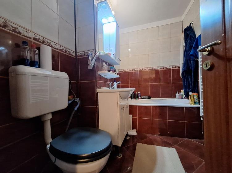 Apartament cu 3 camere decomandat, mobilat în Baba-Dochia