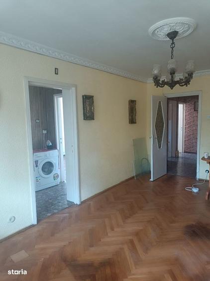 Apartament cu 4 camere în Roșu