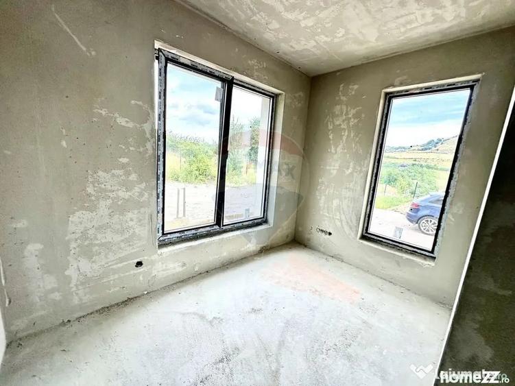 Casă cu 5 camere cu Teren 900 Mp în Sălicea