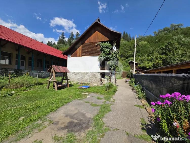 Casă cu 7 camere cu Teren 789 Mp în Voineasa