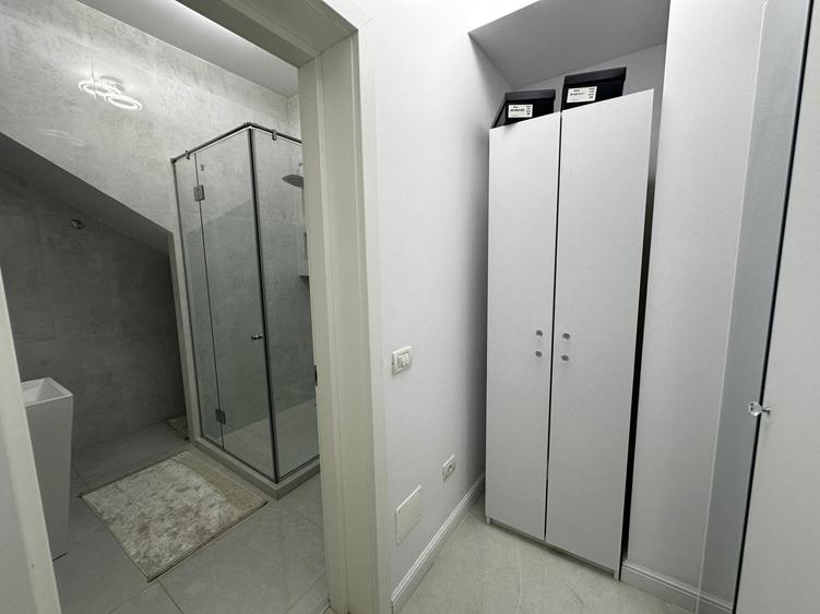 Casă individuală cu 6 camere cu Canalizare în Colentina