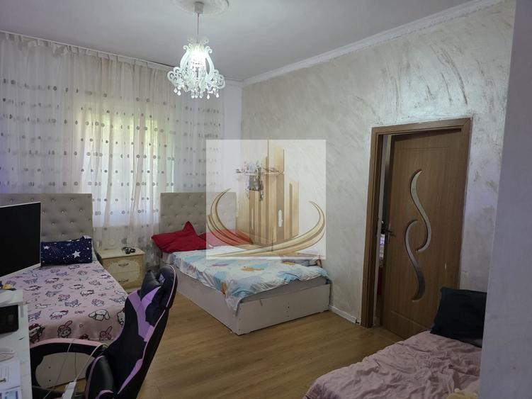Casă individuală cu 6 camere cu Canalizare în Lipovei