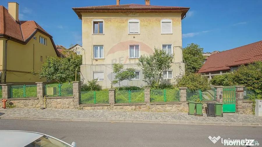 Apartament cu 4 camere decomandat în Dealul Cetății