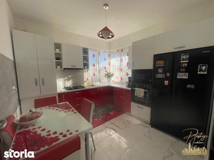 Casă cu 5 camere decomandat cu Piscina în Sântandrei