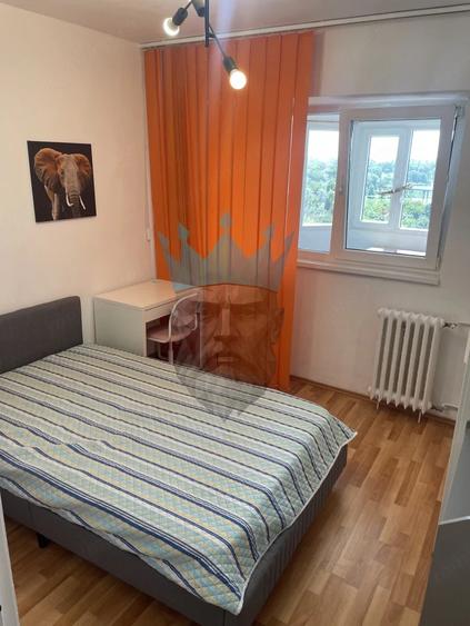 Apartament cu 3 camere semidecomandat în Tineretului