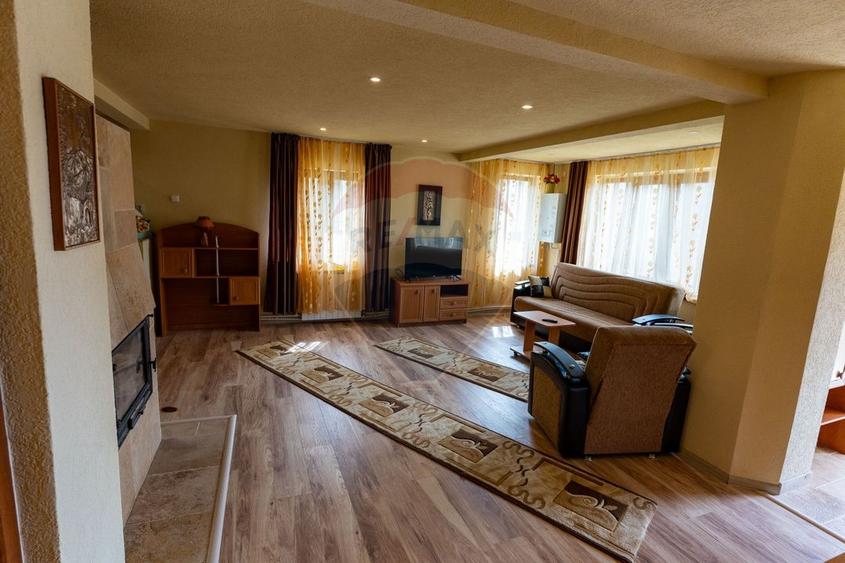 Casă individuală cu 3 camere cu Teren 2497 Mp în Central