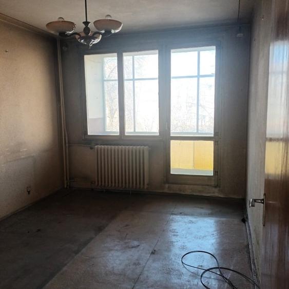 Apartament cu 3 camere semidecomandat în Rahova