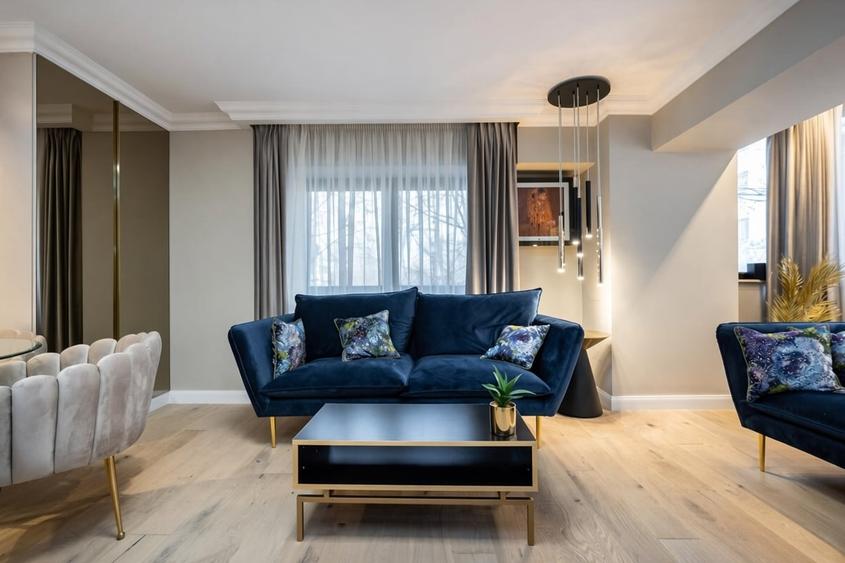 Apartament cu 4 camere decomandat, mobilat în Victoriei
