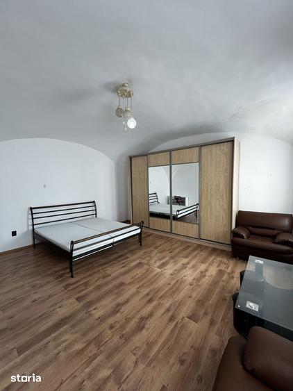Apartament cu 3 camere, mobilat în Boul Roșu