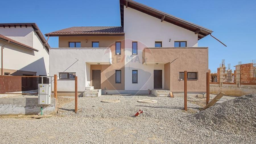 Casă cu 4 camere cu Teren 220 Mp în Baciu