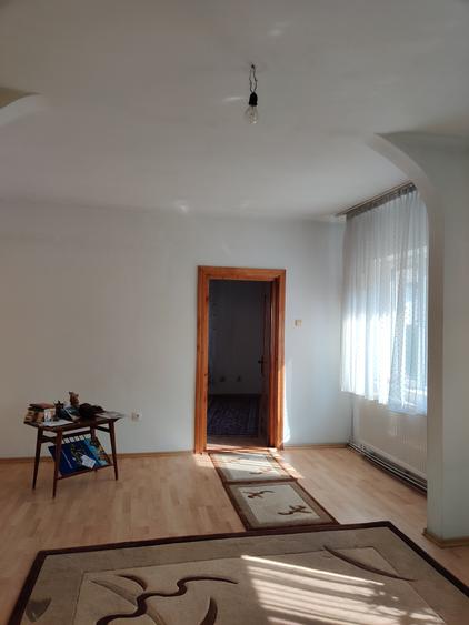 Casă individuală cu 7 camere cu Canalizare în Vatra Luminoasă