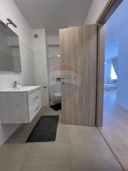 Apartament cu 4 camere semidecomandat, mobilat în Pipera