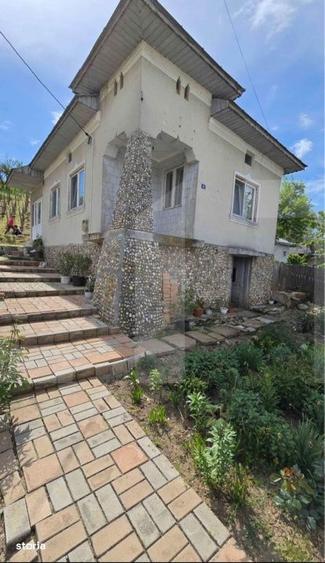 Casă cu 2 camere cu Teren 2000 Mp în Central