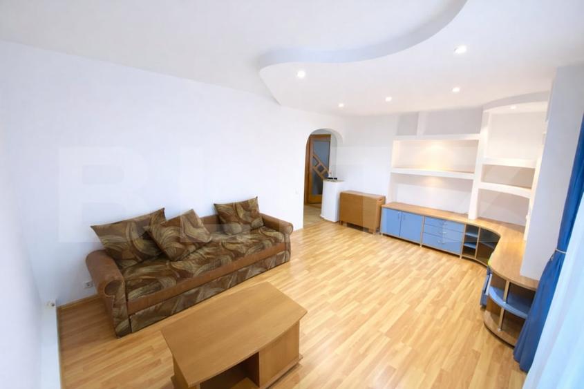 Apartament cu 3 camere semidecomandat, mobilat în Baciu