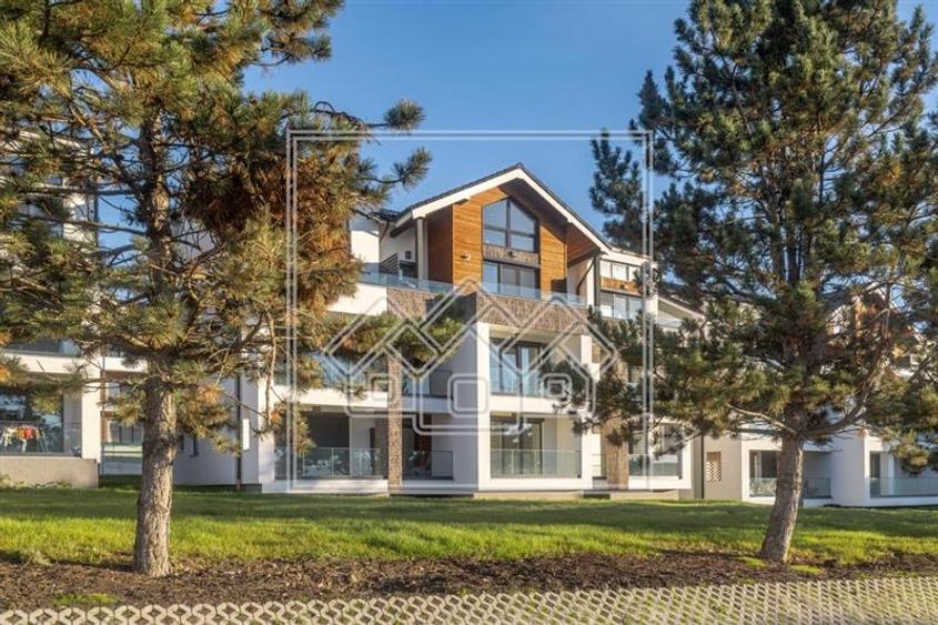Penthouse cu 4 camere semidecomandat în Exterior Vest