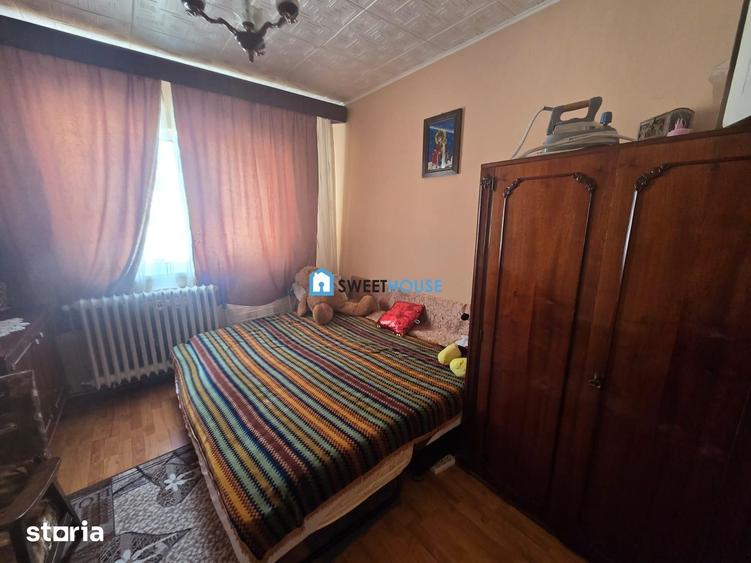 Apartament cu 4 camere semidecomandat în Central