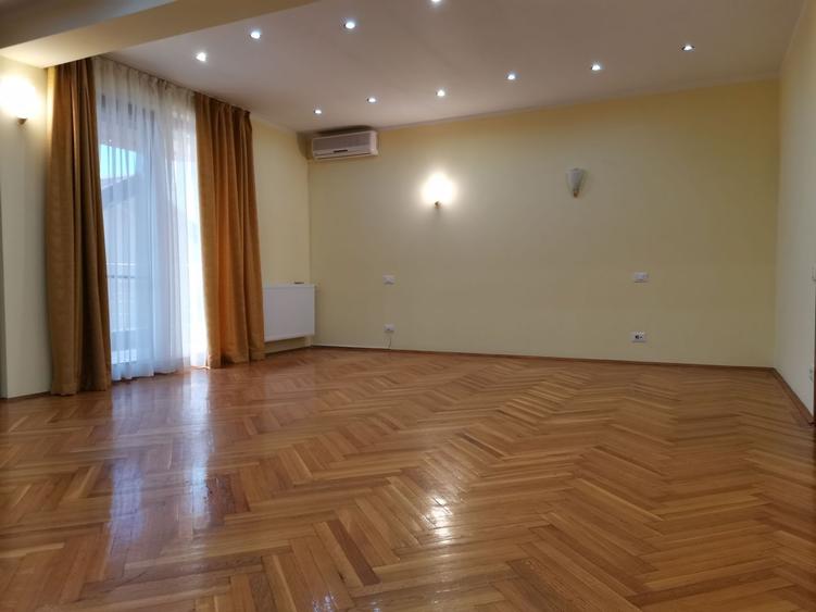Casă individuală cu 7 camere cu Canalizare în Băneasa