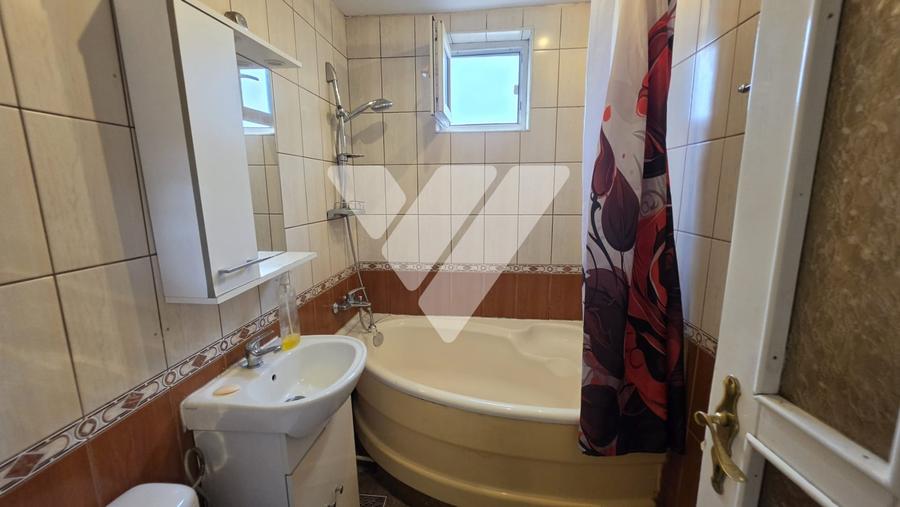 Apartament cu 3 camere semidecomandat, mobilat în Mihai Viteazul