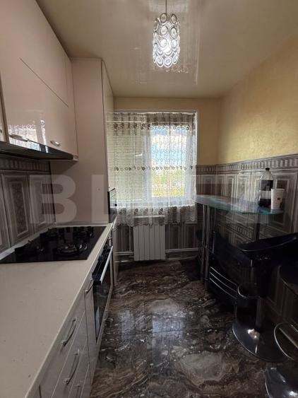 Apartament cu 3 camere semidecomandat, mobilat în Micro 17