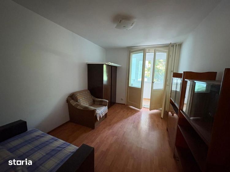 Apartament cu 3 camere semidecomandat în Militari