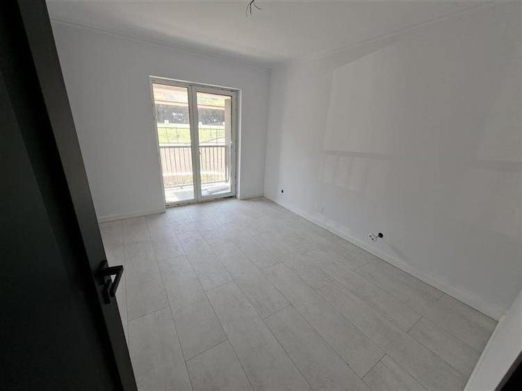 Apartament cu 4 camere semidecomandat în Florești