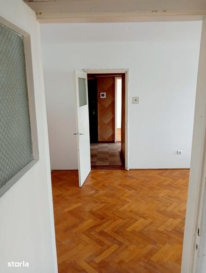 Apartament cu 3 camere semidecomandat în Independenței