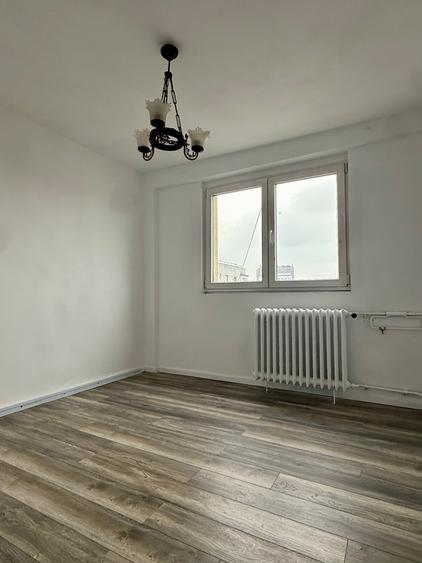 Apartament cu 3 camere semidecomandat în P-ța Victoriei