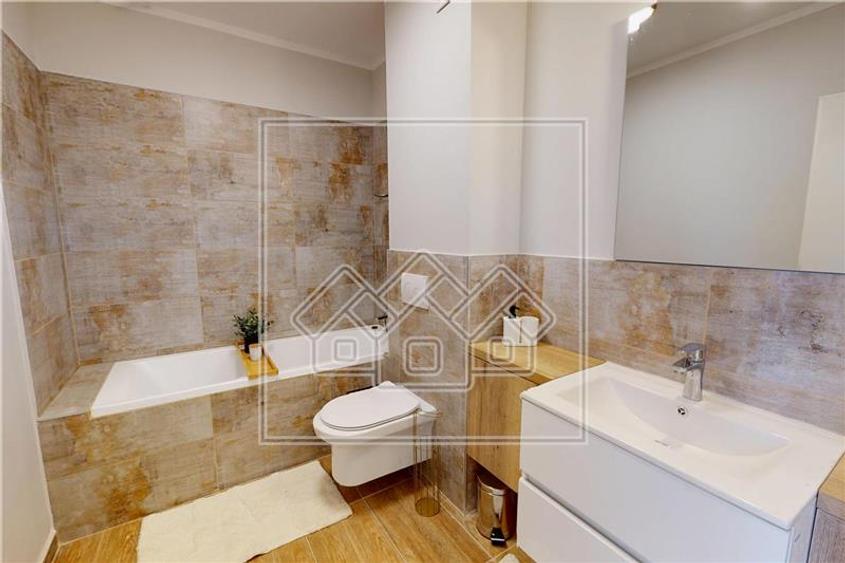Penthouse cu 3 camere semidecomandat, mobilat în Exterior Vest