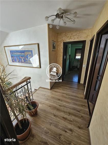 Casă cu 5 camere cu Teren 696 Mp în Aroneanu