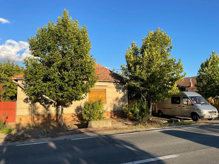 Casă individuală cu 4 camere cu Teren 2500 Mp în Central
