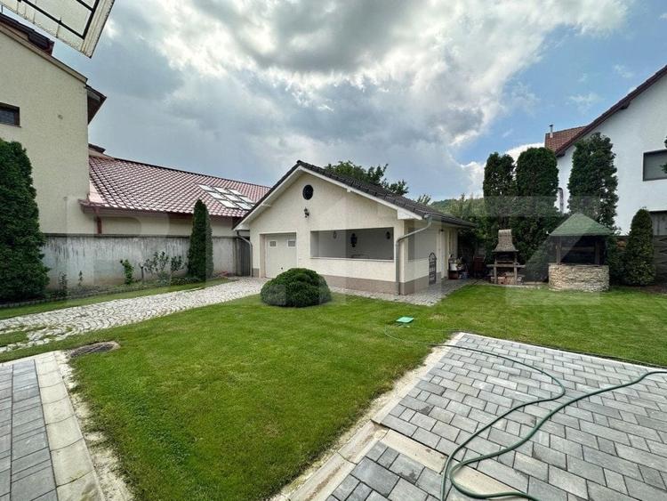 Casă individuală cu 7 camere cu Garaj în Cetate
