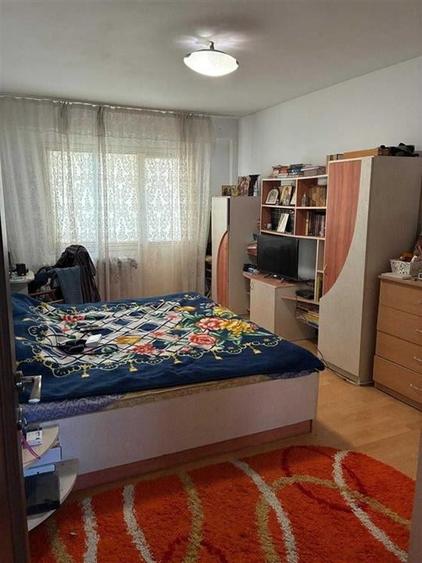 Apartament cu 3 camere semidecomandat în Mircea cel Bătrân