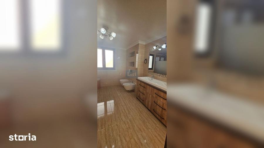 Casă cu 5 camere cu Teren 2400 Mp în Central