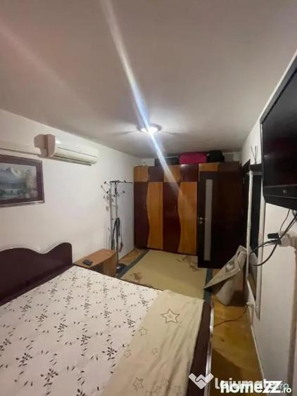 Apartament cu 3 camere semidecomandat, mobilat în Central
