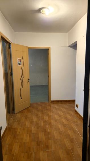 Apartament cu 3 camere decomandat, mobilat în Drumul Taberei — fotografia 2