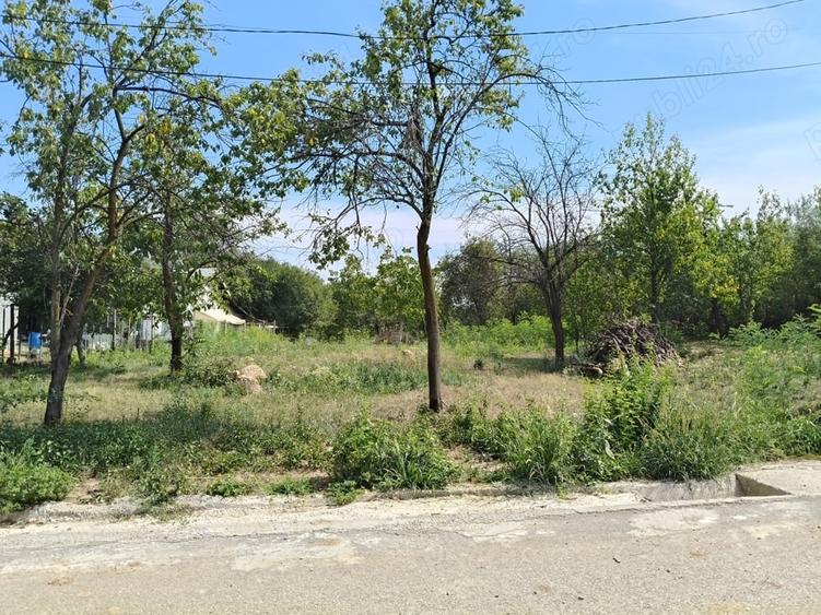 Teren de 2440 mp, în Podenii Vechi