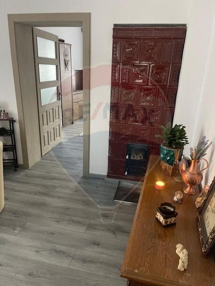Casă individuală cu 5 camere cu Teren 343 Mp în Est