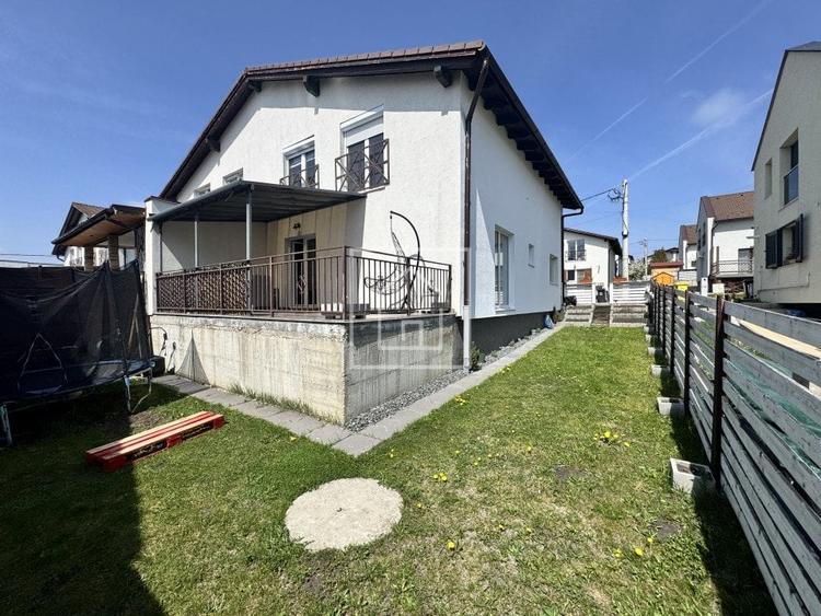 Duplex cu 4 camere cu Canalizare în Roșia