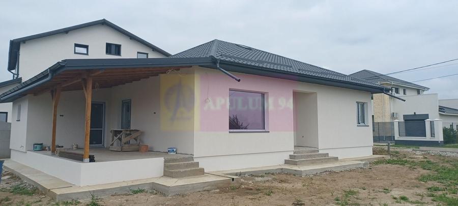 Casă individuală cu 3 camere cu Canalizare în Săbăreni