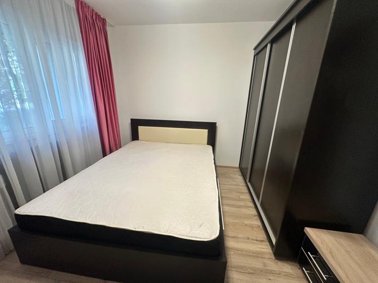 Apartament cu 3 camere decomandat în Drumul Taberei