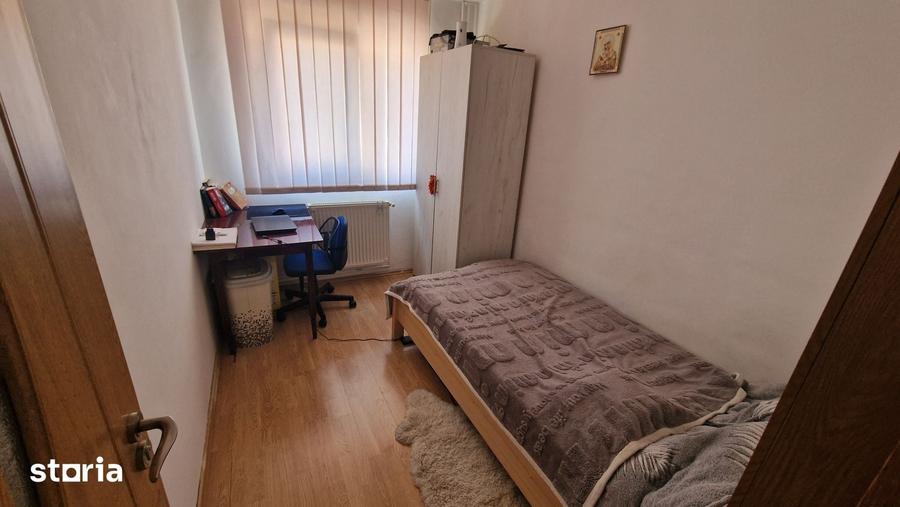 Apartament cu 3 camere semidecomandat în Tractorul