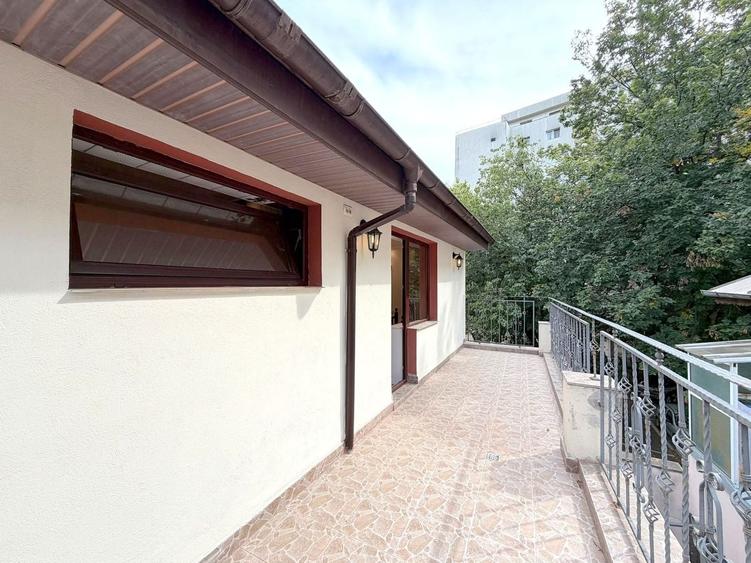 Casă individuală cu 5 camere cu Canalizare în Banu Manta