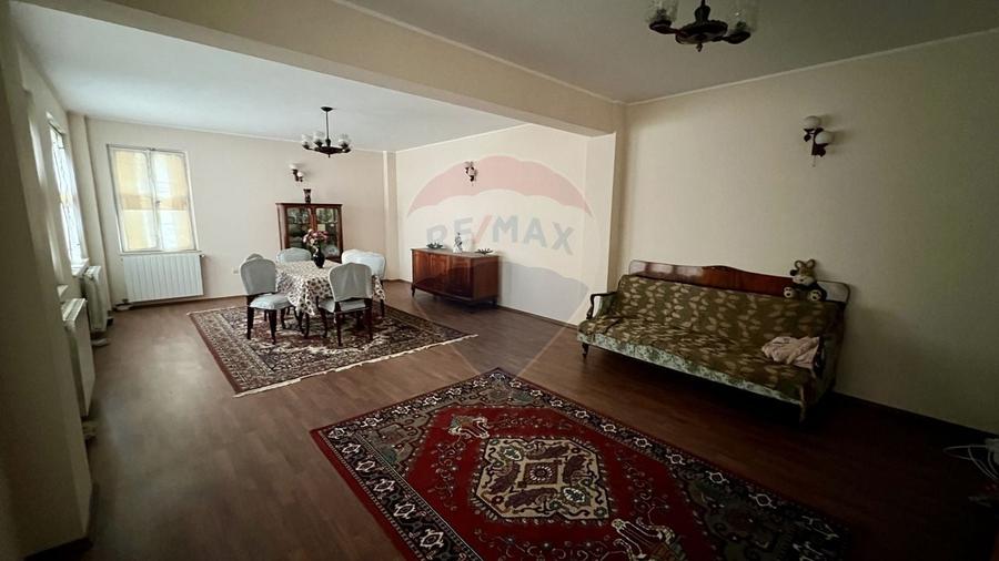 Casă cu 6 camere cu Teren 294 Mp în Gării