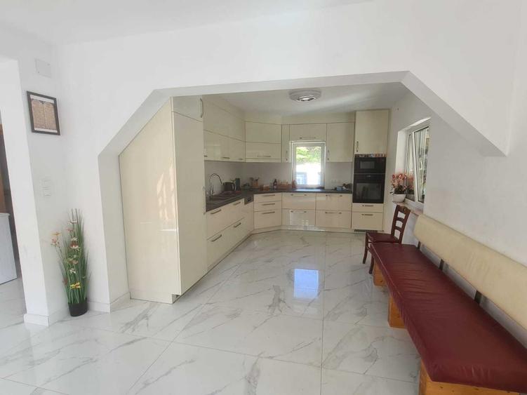 Casă cu 4 camere cu Teren 45 Mp în Central