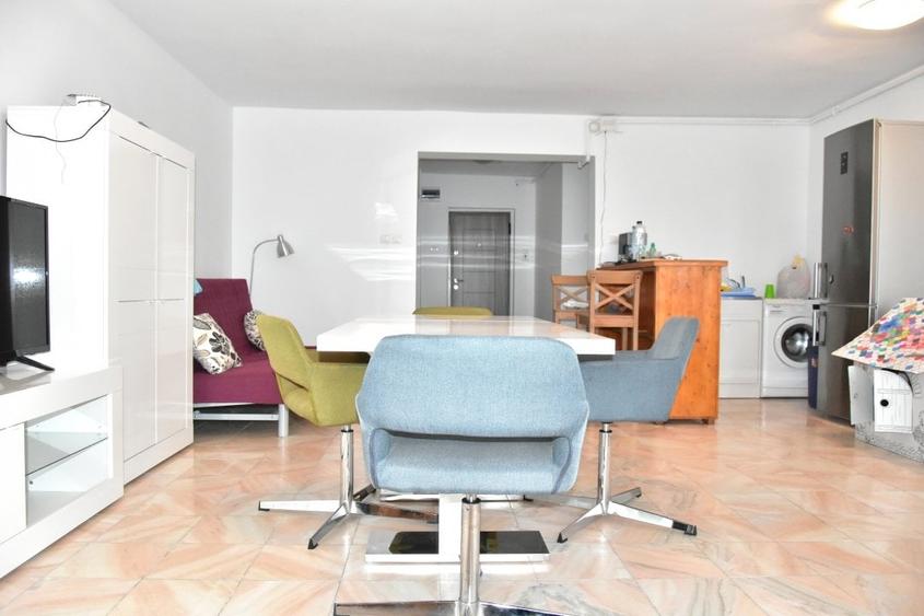 Apartament cu 3 camere decomandat, mobilat în Faleza Nord