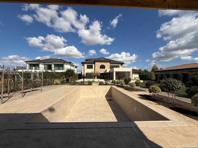 Casă individuală cu 12 camere cu Piscina în Tunari