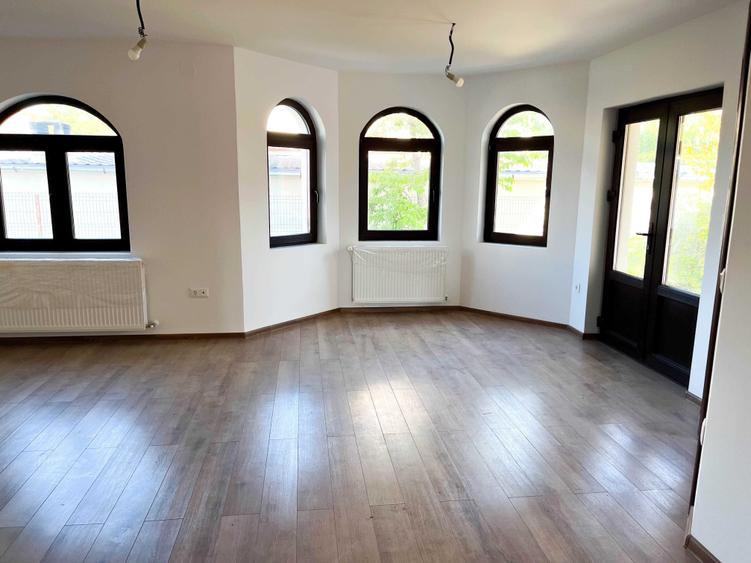 Casă cu 4 camere în Păulești