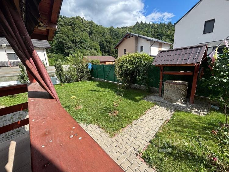 Casă individuală cu 5 camere cu Canalizare în Tăuți