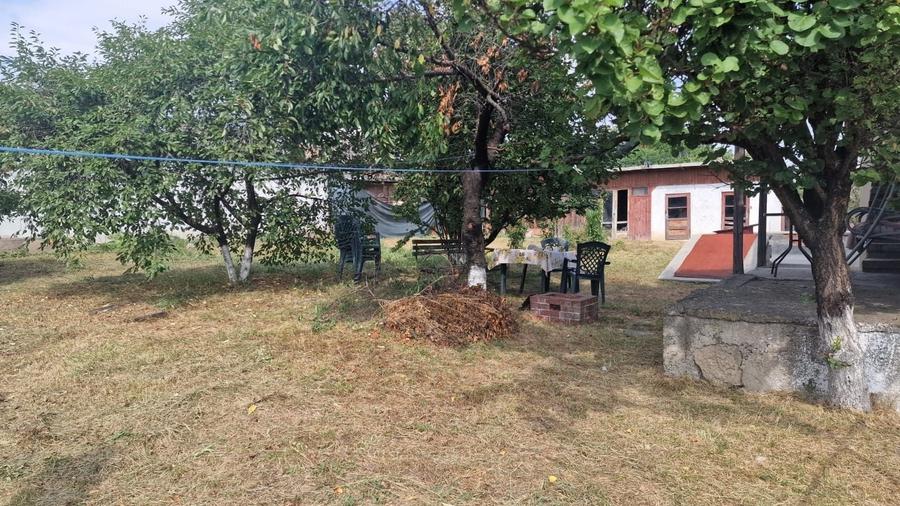 Casă individuală cu 5 camere cu Canalizare în Est